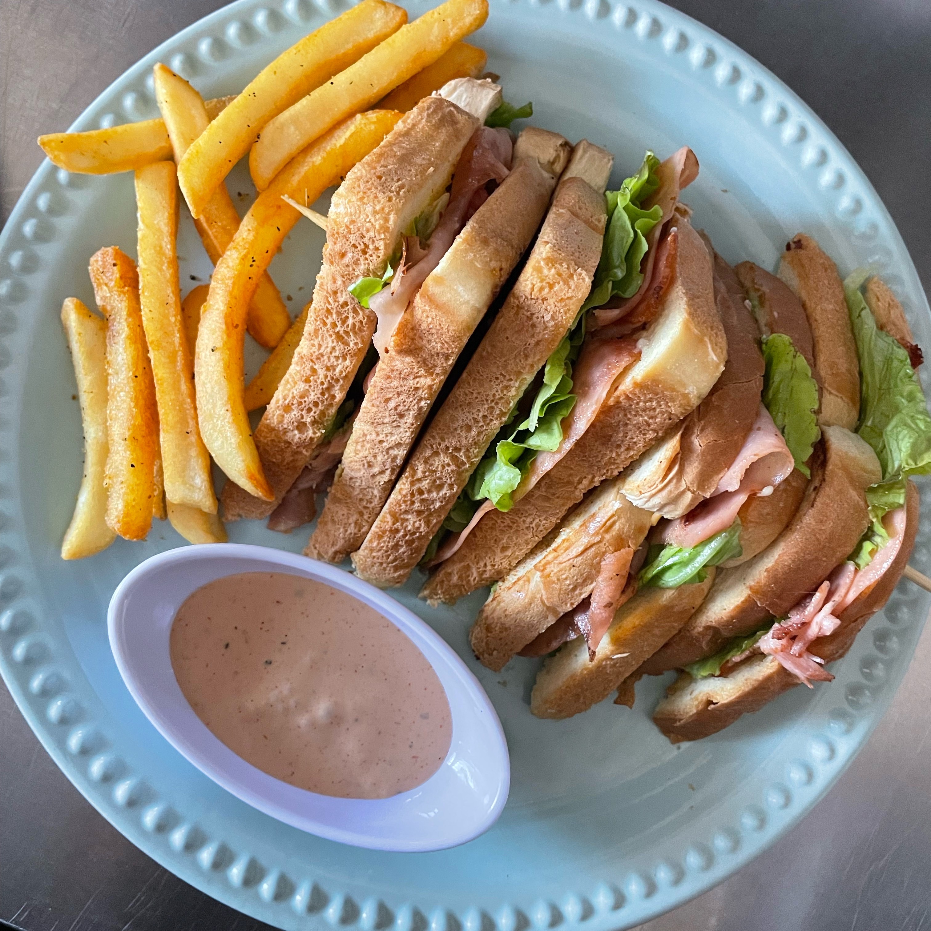 club sandwich de carnes frías