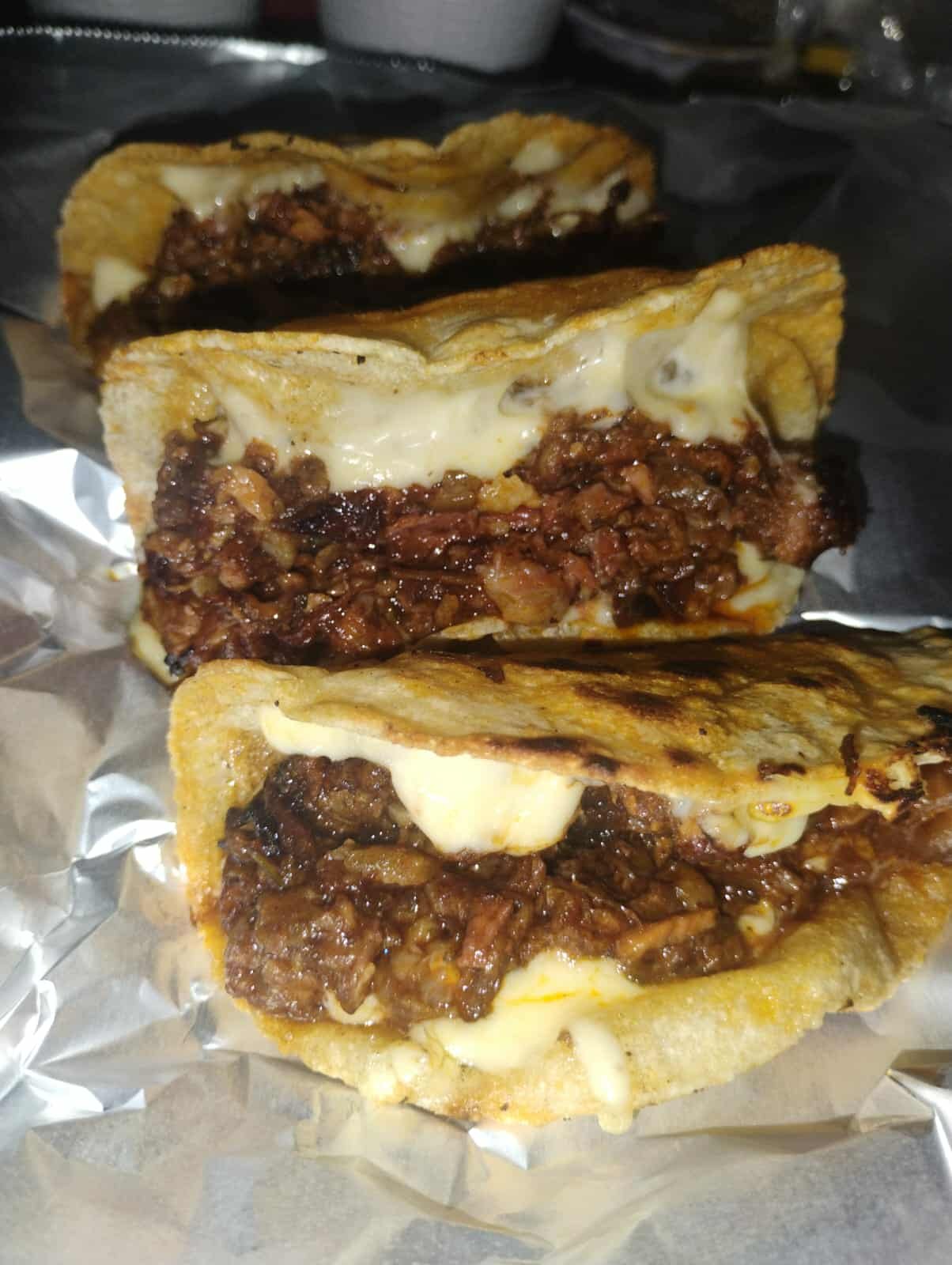 Tacos de birria con queso