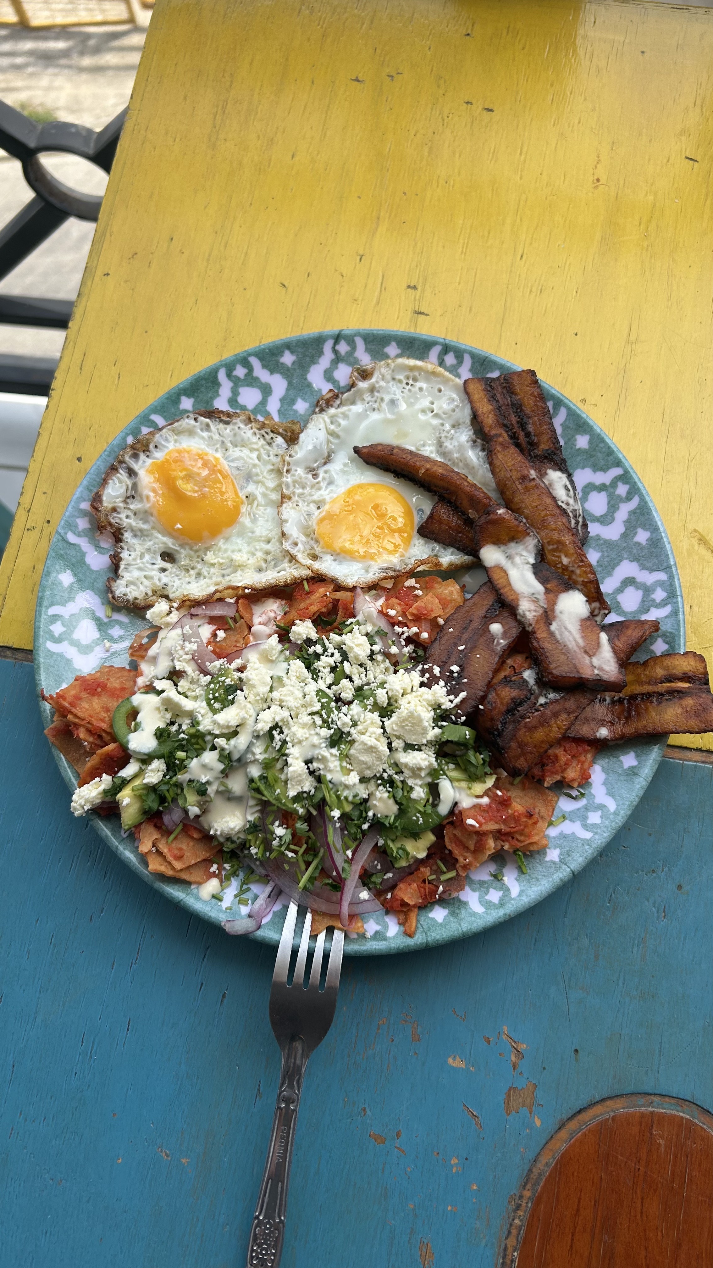 Chilaquiles en salsa roja Pollo/huevos fritos