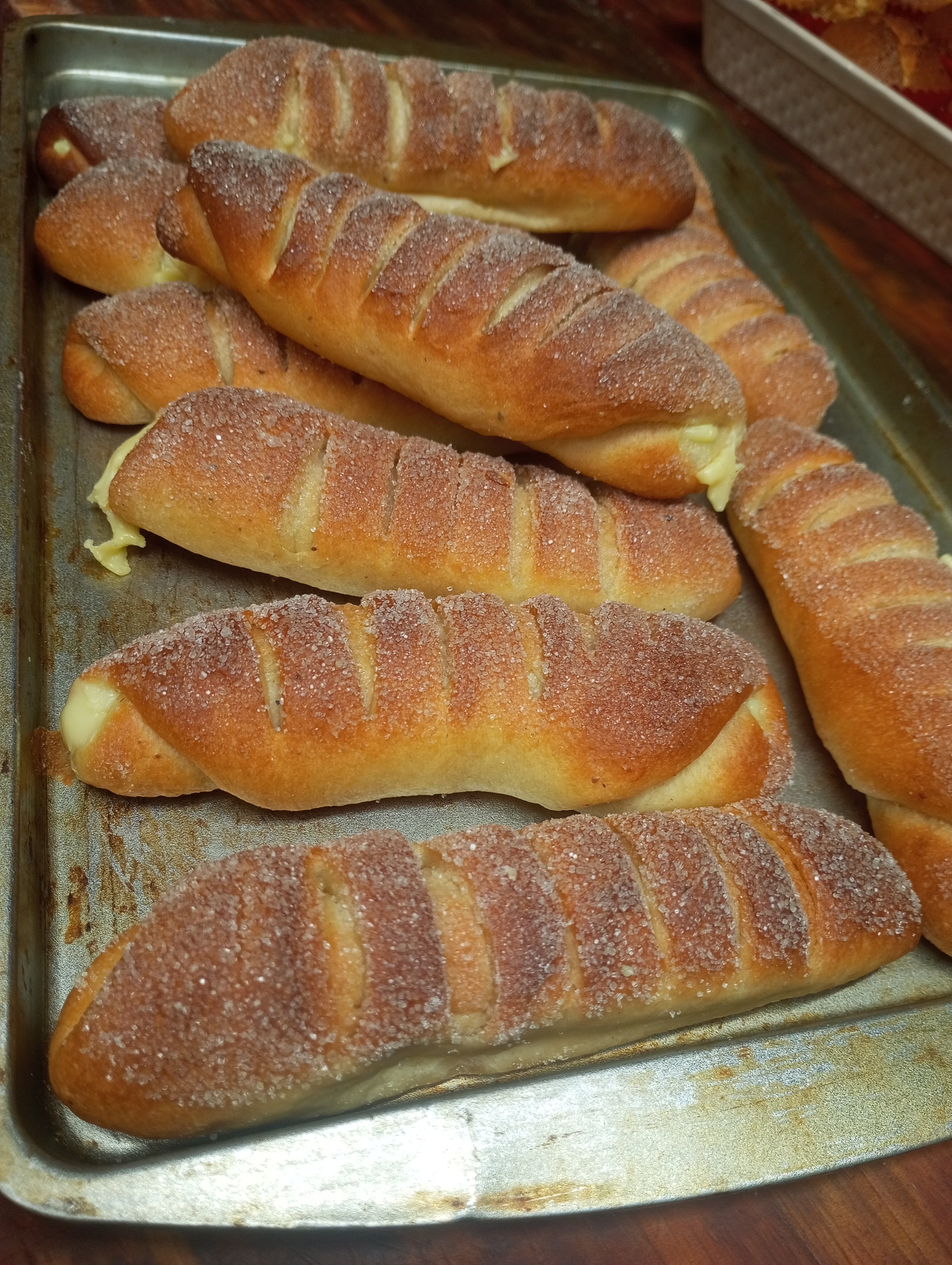 PAN RELLENO (piña fresa, cajeta, chocolate, crema pastelera)