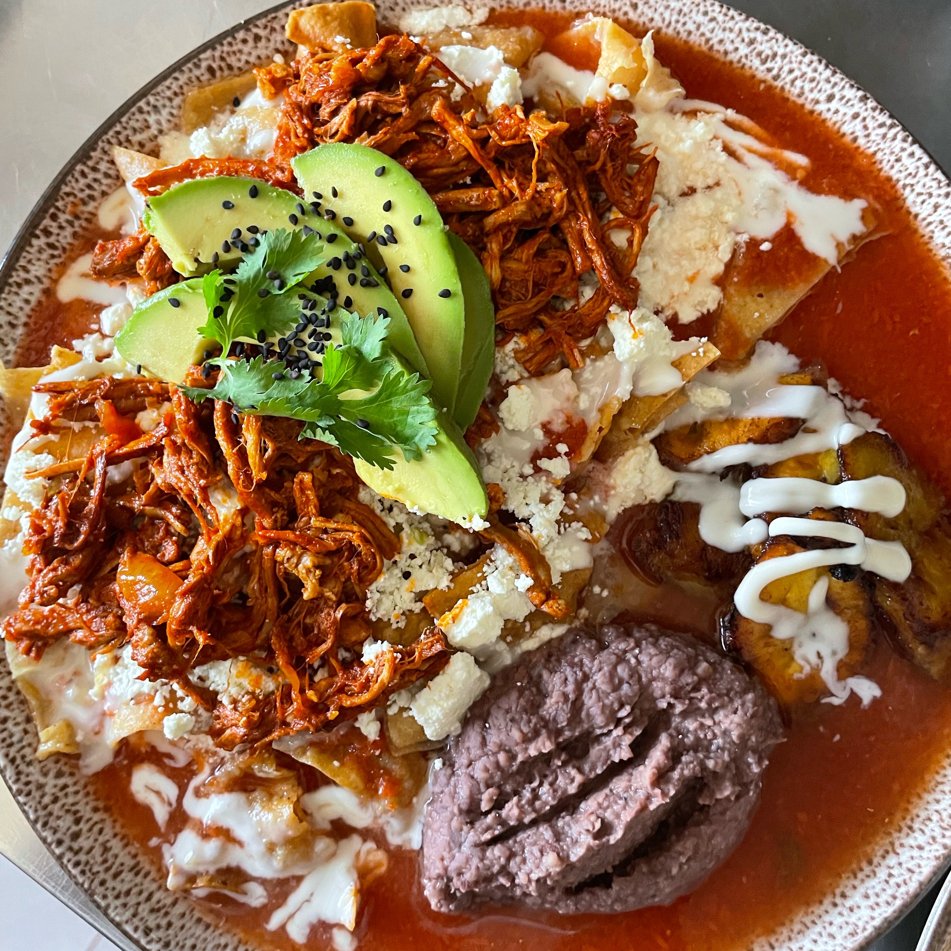 chilaquiles de salsa roja y pierna 🍛